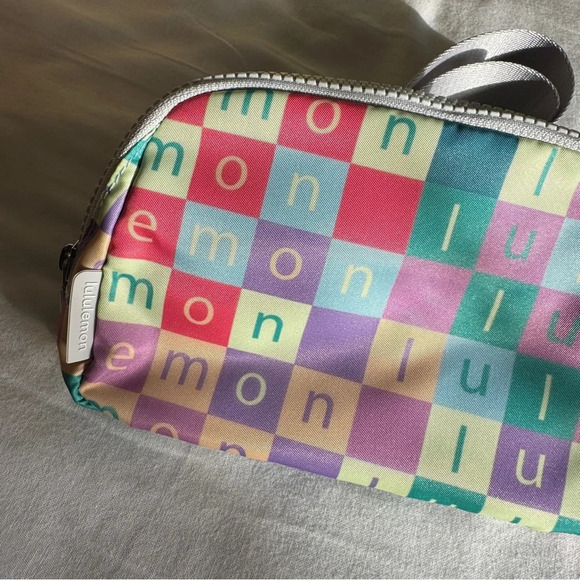 🆕🌈 Lululemon Everywhere Belt Bag Checkered Moment Mini Multi Vapour - Picture 4 of 8